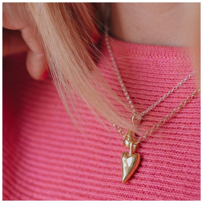 A 9ct gold heart-shaped pendant necklace stacked with a gold droplet necklace